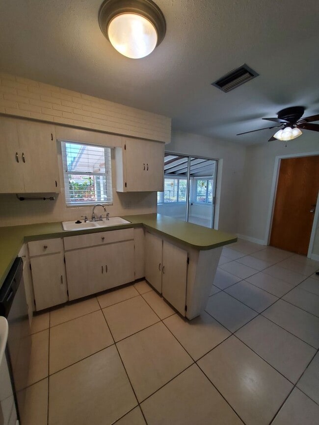 Building Photo - QUIET AND WELL MAINTAINED NEIGHBORHOOD