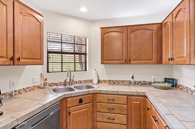 Building Photo - 6414 N Tierra De Las Catalinas