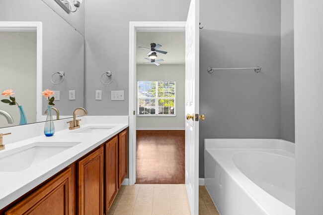 Building Photo - Beautiful 3 Bedroom 2.5 Bathroom Townhome ...