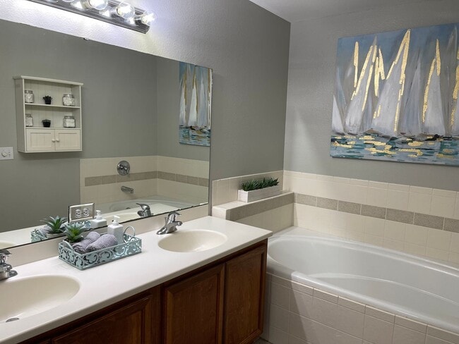 Building Photo - Beautiful 3 bed 2.5 bath condo with gorgeous hard wood floors.