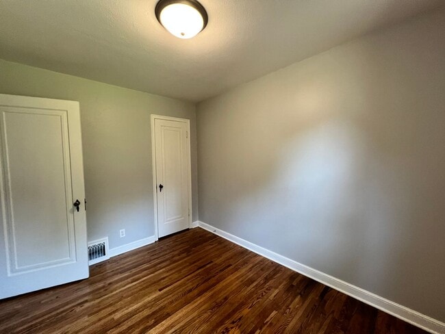 Building Photo - Adorable 3 Bedroom Fully Renovated Home!