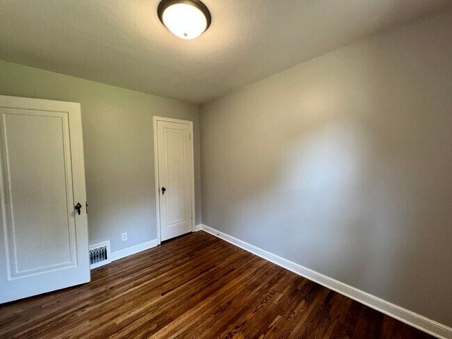 Building Photo - **RENT SPECIAL!!** Adorable 3 Bedroom Full...