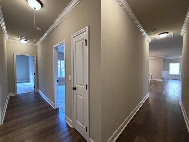 Building Photo - 55 Hawthorn Ln