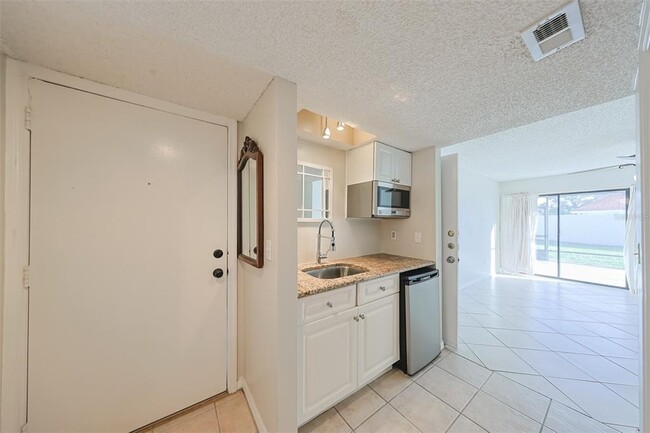 Building Photo - 611 Lively Dr