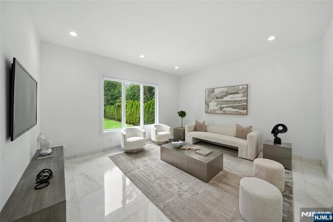 Building Photo - 44 Floral Terrace