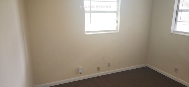Building Photo - 303 Oleander Dr
