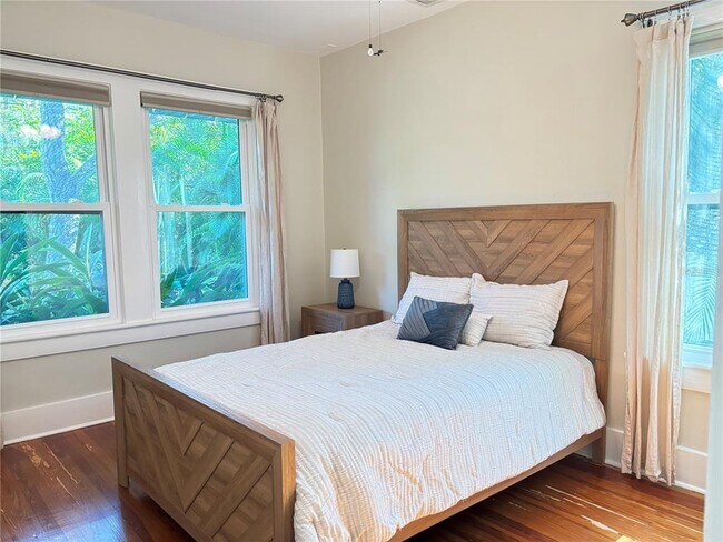 Building Photo - 324 Julia Pl