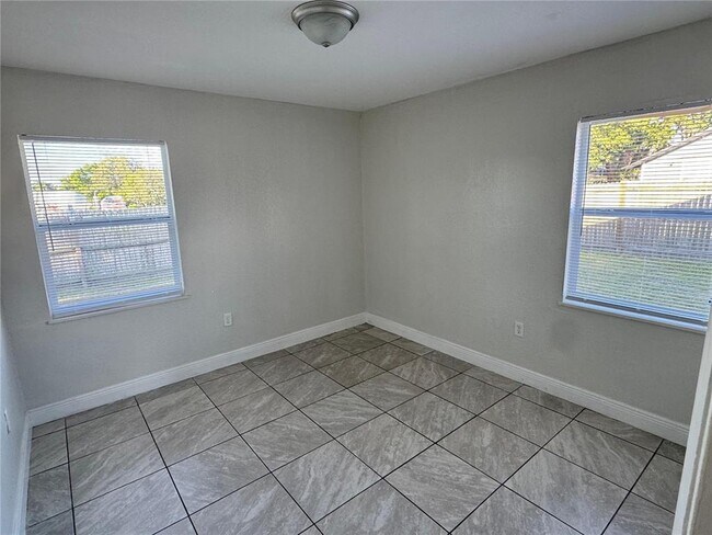 Building Photo - 1112 Martin St