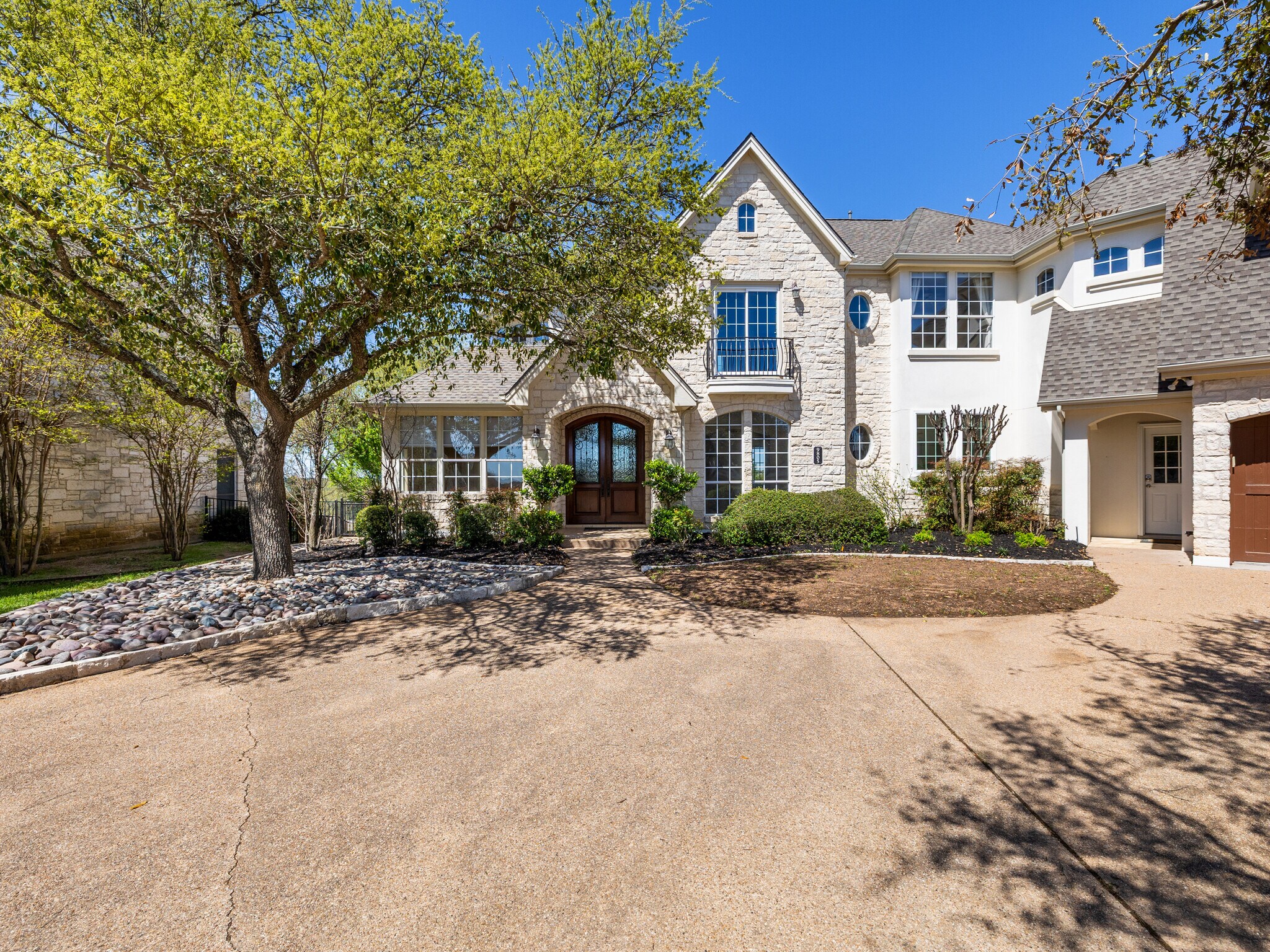 Building Photo - 9805 Big View Dr