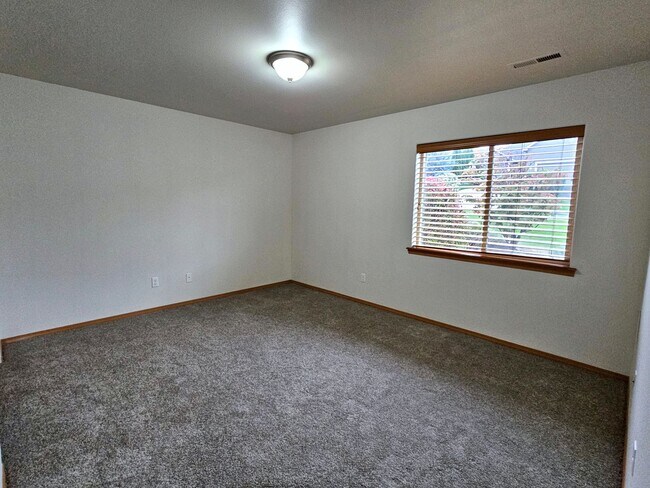 Building Photo - Open, One-Level Living- 4 Bedroom, 2.5 Bath Richland Home with Spacious Backyard