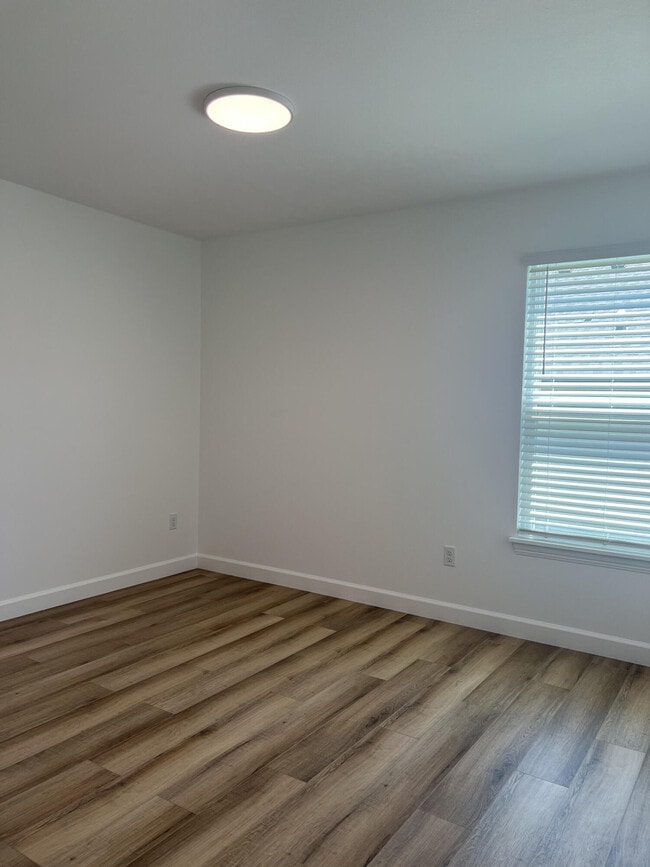 Building Photo - 3713 Swan Ct