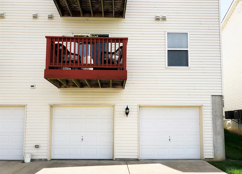 Garage and Balcony - 709 Tower Grove Dr