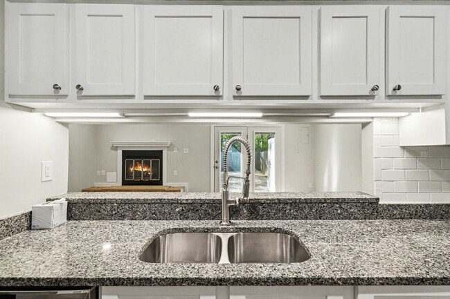 Building Photo - Updated 3 Bedroom Townhome!!! ***Available NOW***