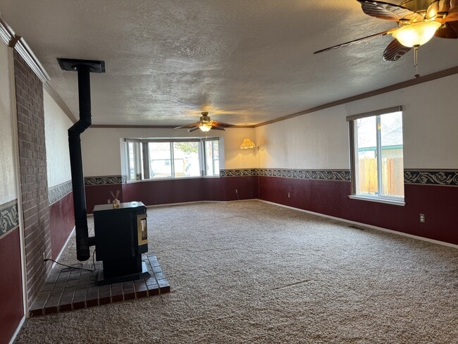 Building Photo - 1855 King Edward Dr