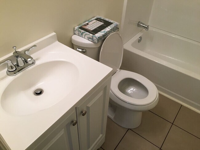 Building Photo - Lakeview Drive Bell 2503-2507 (Tri-plex)