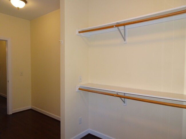 Building Photo - 4 Bedroom 3.5 bathroom Rental Home in Ford...