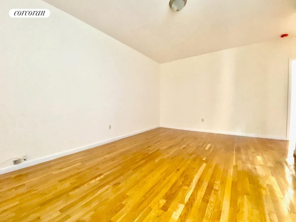 Building Photo - 585 Isham St