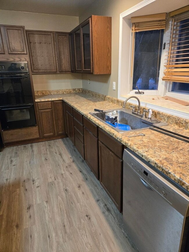 Building Photo - 2 Bedroom 1 Bath Rancher Close to Deer Park