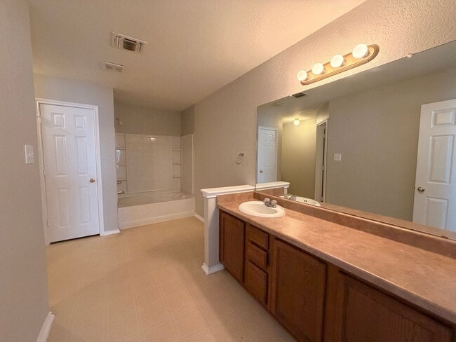 Building Photo - NICE 4 BEDROOM WITH EASY ACCESS TO LACKLAND AFB, SHOPPING, & SEA WORLD