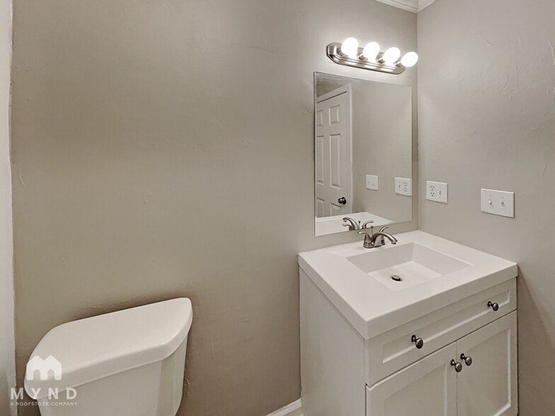 Building Photo - 4015 Golfview Dr
