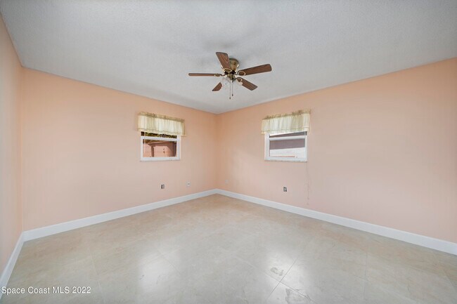 Building Photo - 512 Dolphin St