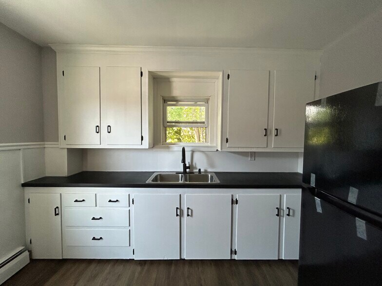 Building Photo - 10 Phenix Ave