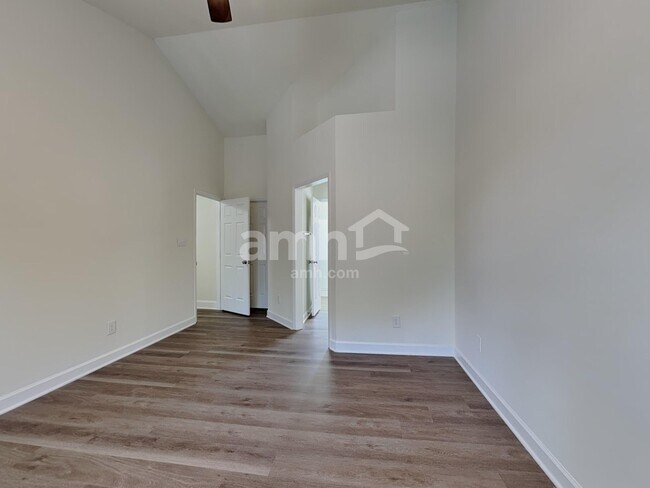 Building Photo - 105 Village Club Ln