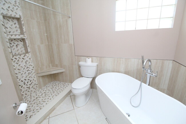 Building Photo - Spacious 3BR/3BA Holley by the Sea Home wi...