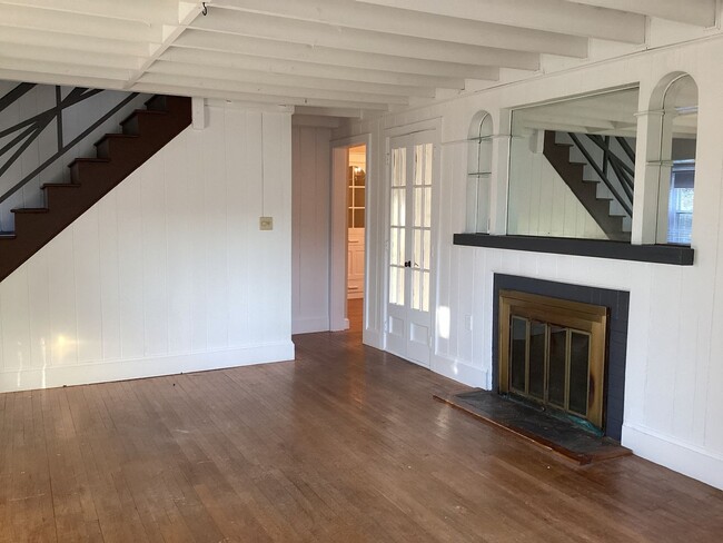 Building Photo - Two-Bedroom House