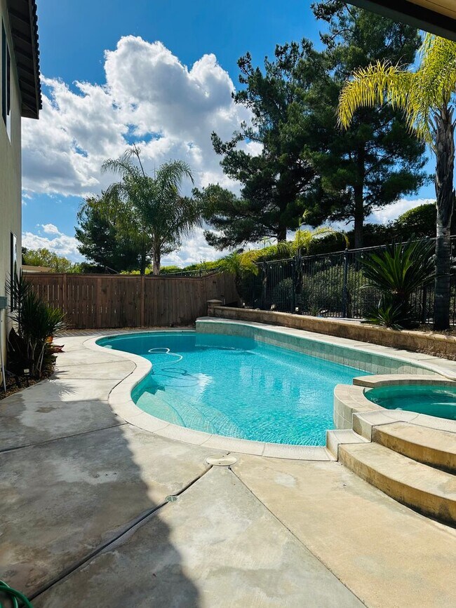 Building Photo - 5 bedroom Pool Home for rent in Murrieta