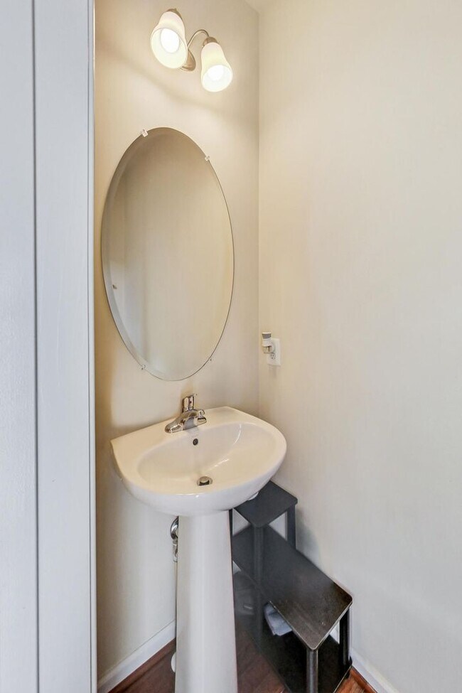 Building Photo - 3 bedroom, 2.5 bath Luxury Townhome in Market Square Subdivision!