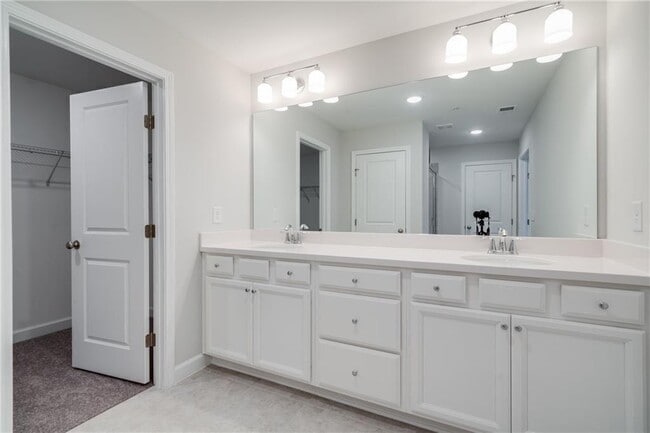 Building Photo - 1095 Lawanna Dr