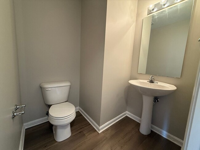 Building Photo - LARGE BEAUTIFUL 3 Bedroom 2.5 Bath Townhou...