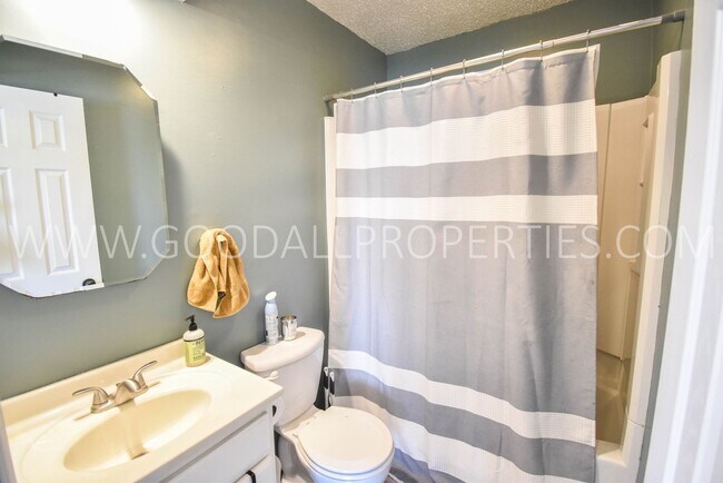 Building Photo - 2 Bedroom 2 Bath Home in Des Moines