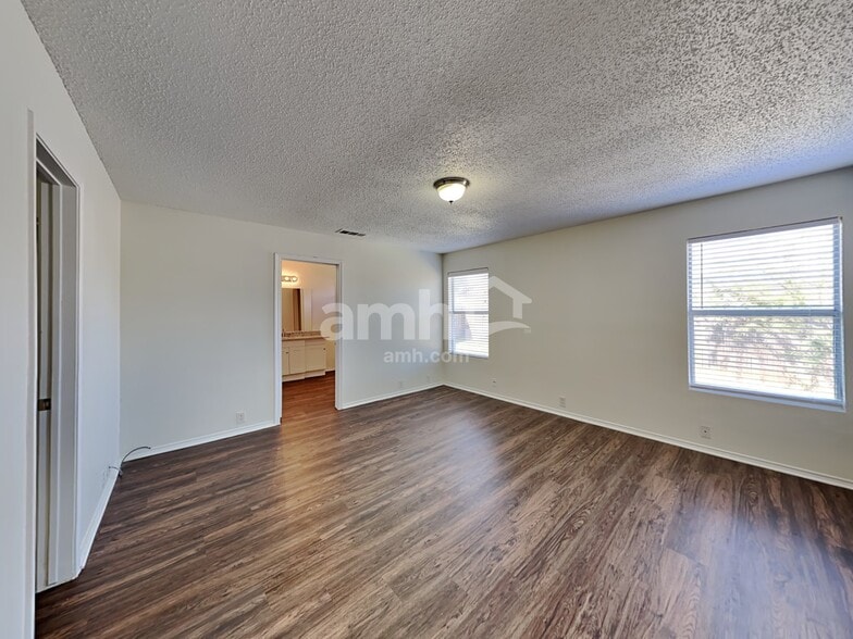 Building Photo - 1605 Heritage Blvd