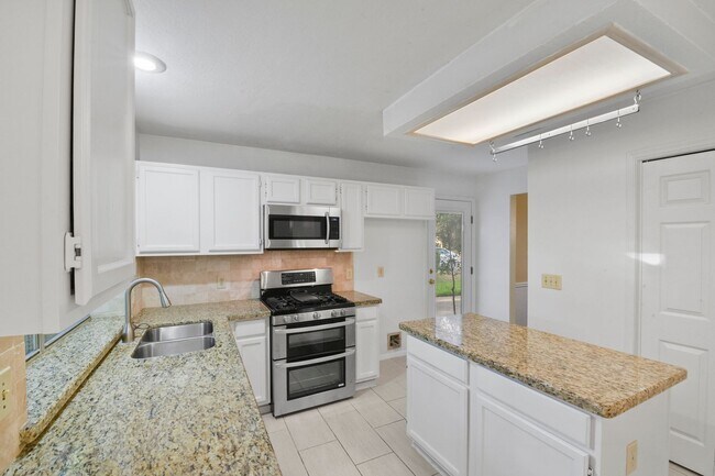 Building Photo - Freshly Painted Beauty with Spacious Outdo...