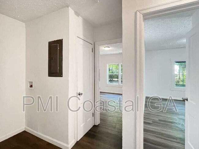 Building Photo - 1121 E 53rd St