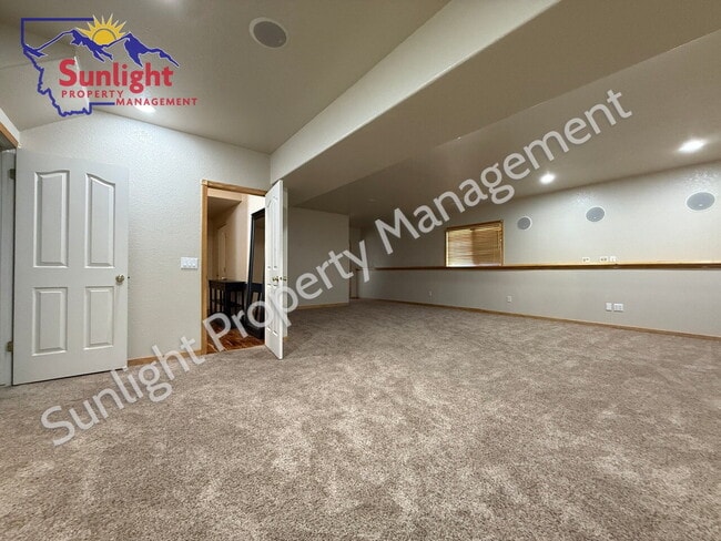 Building Photo - Spacious 5 Bed, 3 Bath Home with Triple Ga...