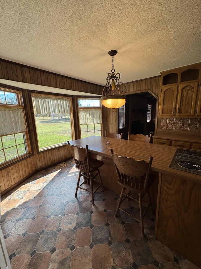 Building Photo - Spacious 3 Bedroom Home on Large Lot