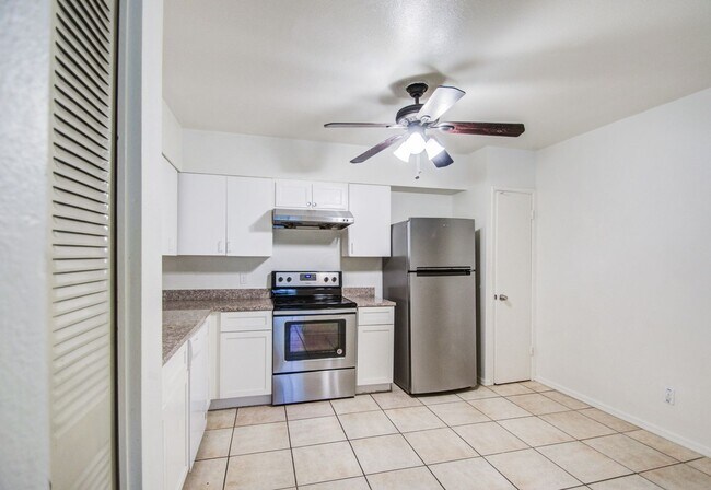 Building Photo - Charming 3 bedroom Townhome near MCC & Med...