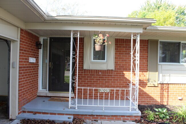 Building Photo - 2009 Alexander Dr