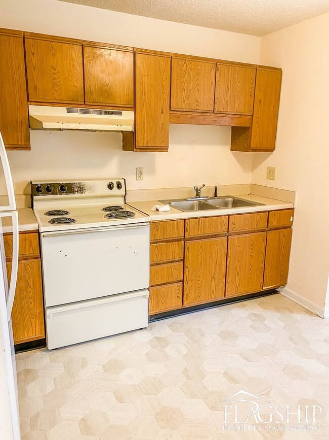 Building Photo - One Bedroom Cadwell Ct Unit