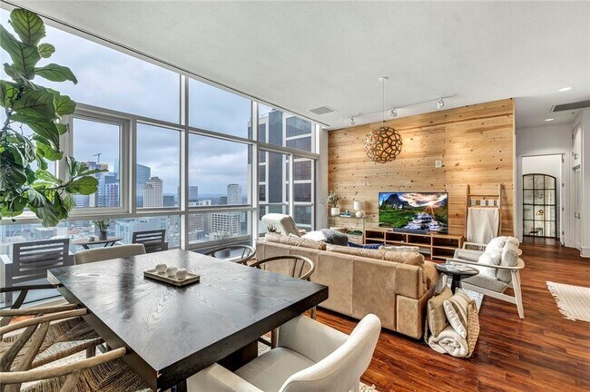 Building Photo - 555 E 5th St