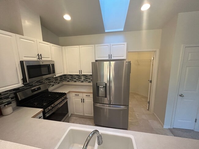 Building Photo - 3 Bed, 2 bath 3rd floor Condo w/garage in ...