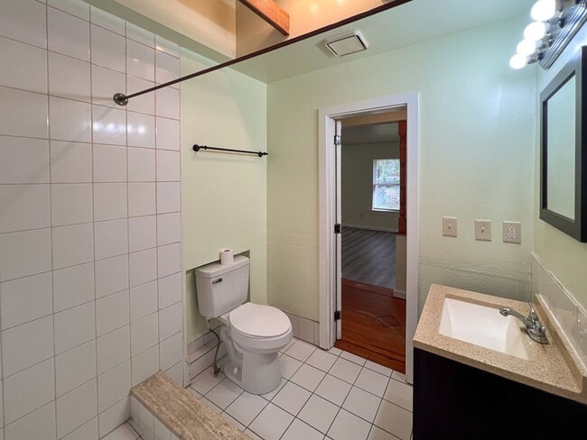 Building Photo - 2BR/1BA Pet Friendly Cottage off Waldo Roa...