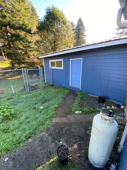 Side entrance to garage - 69903 Ridling Rd