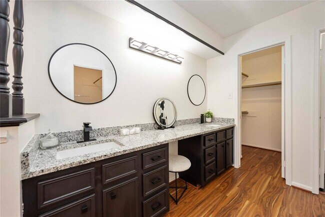 Building Photo - 5511 Green Timbers Dr