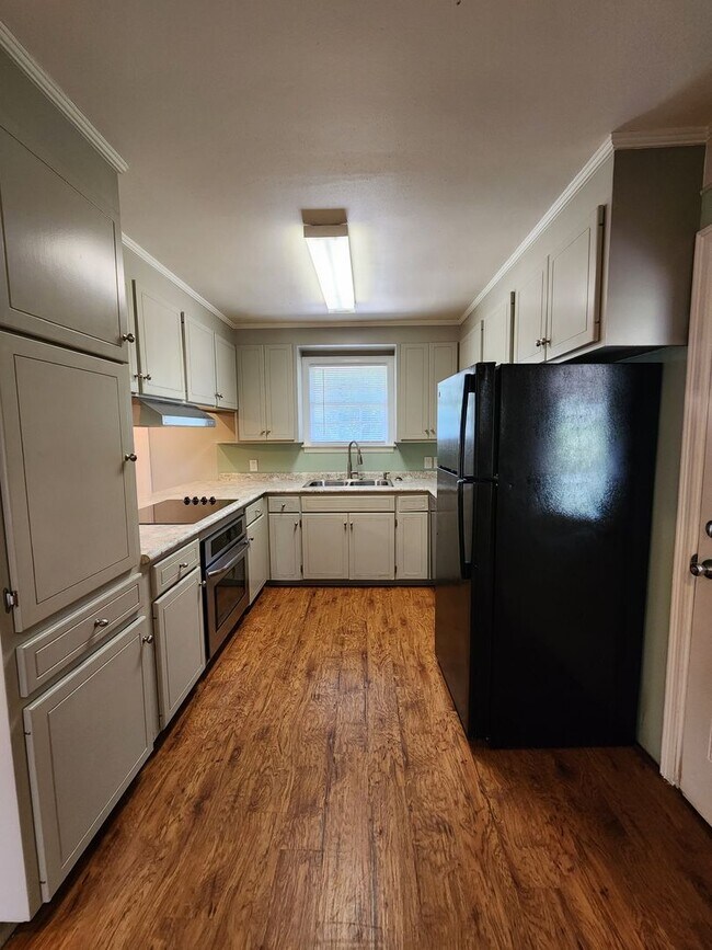 Building Photo - 702 Pineridge Dr