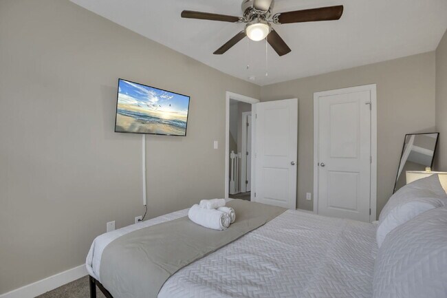 Building Photo - Modern 2BR Townhouse | Walk to Downtown | All Utilities Included