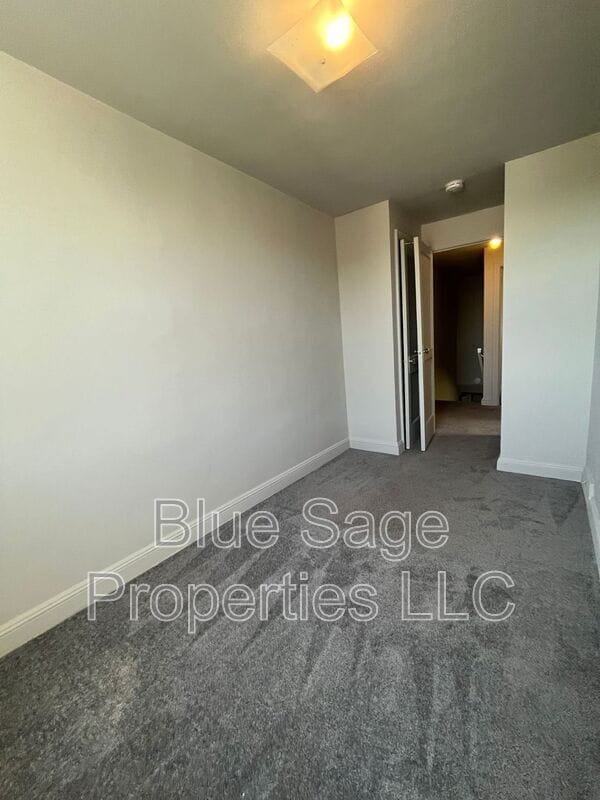 Building Photo - 319 S Church St